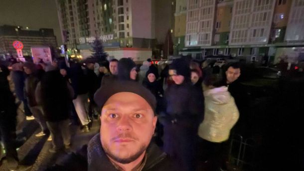 Голова Київської ОВА Микола Калашник біля мешканців села Крюківщини, що вийшли на вулиці через відсутність світла другу добу