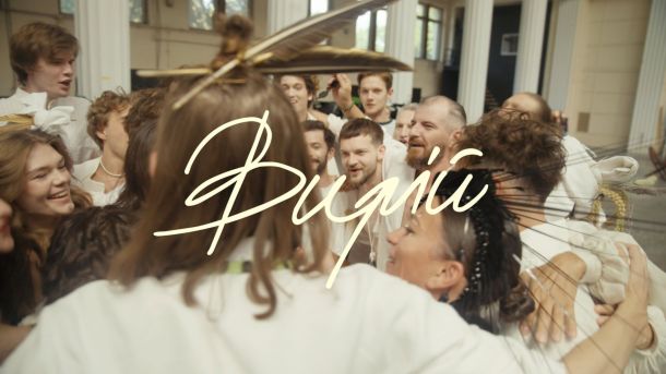 Учасники етнічно-електронного фестивалю Вирій у білому одязі святкують разом у павільйоні під час підготовки до події 2025 року