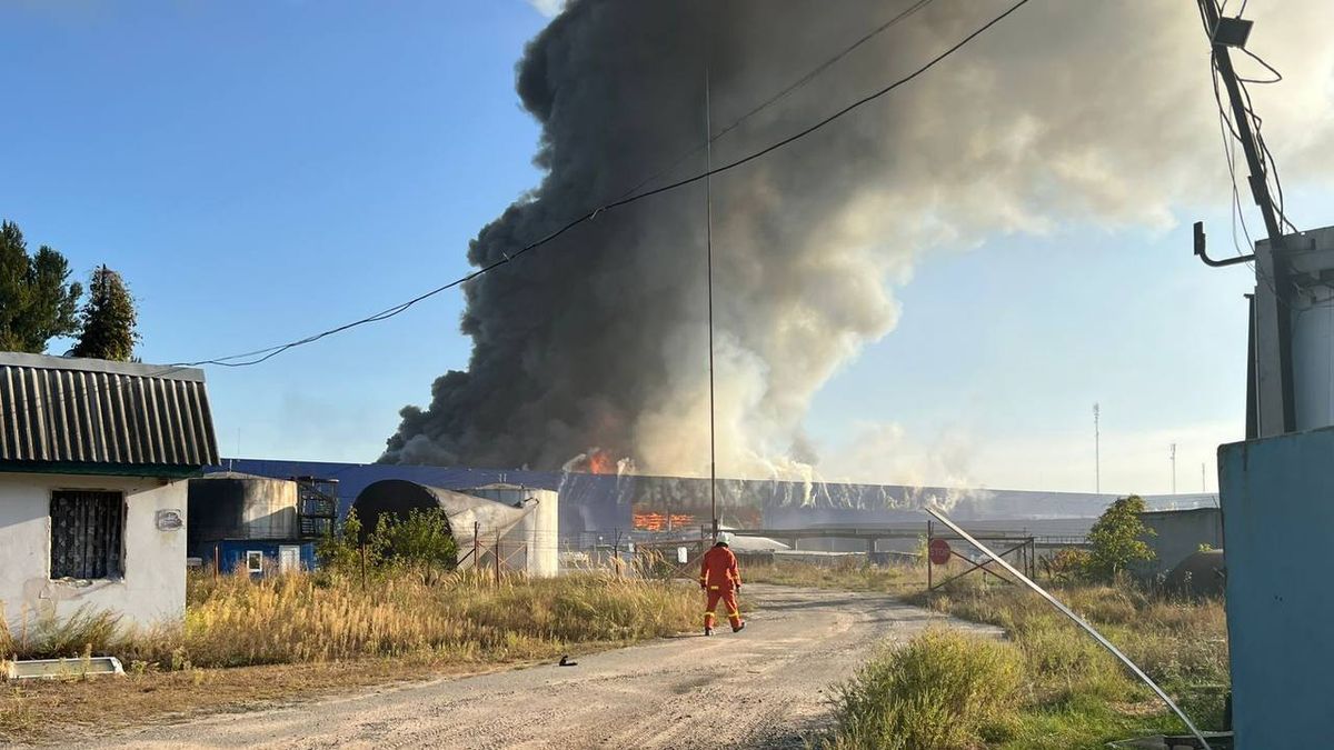 Велика пожежа на промисловій території: з даху довгого складу чи ангара вириваються язики полум’я