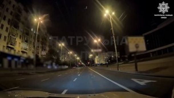 Патрульні в Печерському районі Києва складають протоколи на водія Chevrolet з ознаками наркосп'яніння, позбавленого прав керування