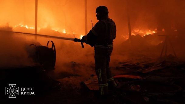 12 осіб постануть перед судом за 10 підпільних гральних закладів у Києві Рятувальник ДСНС з пожежним рукавом гасить сильну пожежу у складському приміщенні вночі в Києві.