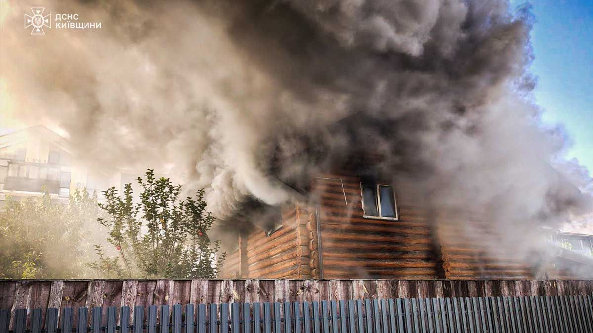 Пожежа у Святопетрівському: постраждали двоє дітей, будинок згорів на 140 м²