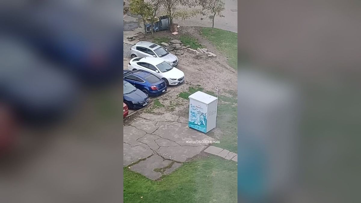 Водомати у дворах Оболонського р-ну: спільнота питає, хто дозволив Біла металева конструкція з автоматом продажу питної води на газоні у дворі житлового будинку в Оболонському р-ні Києва