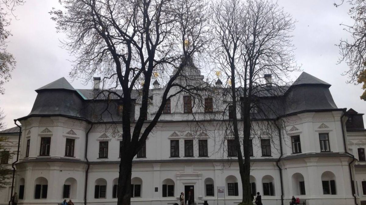 Будинок митрополита у Національному заповіднику «Софія Київська» — двоповерховий палац із мансардою, збудований у XVIII столітті, об'єкт спадщини ЮНЕСКО в Києві