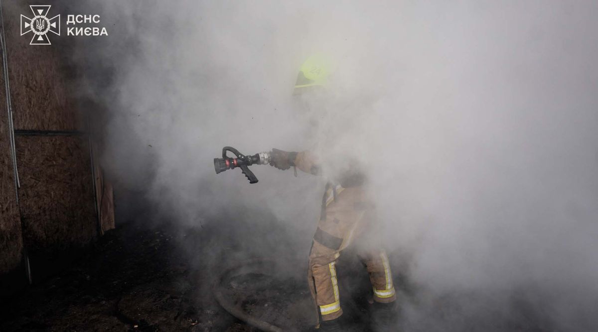 Рятувальники ДСНС гасять пожежу, пожежна техніка на місці події