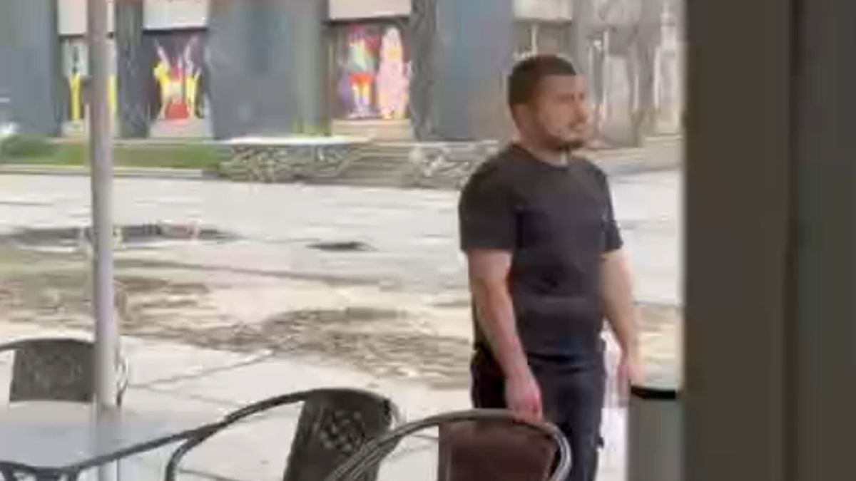 Чоловік стоїть біля кафе на Оболоні