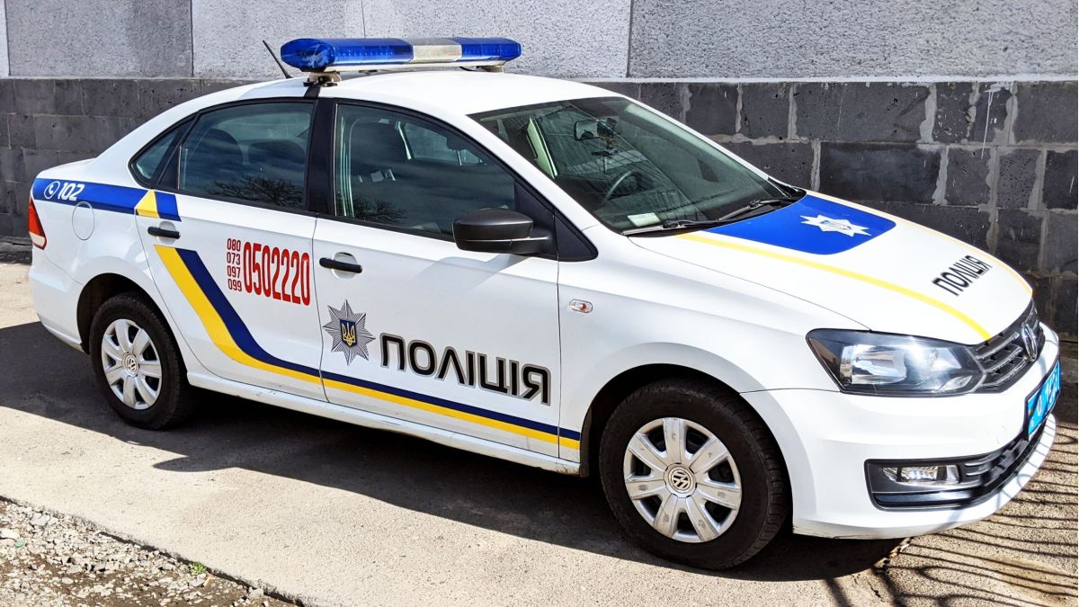 На Дарниці спецпризначенці допомогли 78-річній жінці після падіння на вулиці Білий автомобіль патрульної поліції України з написом «Поліція», синьо-жовтою символікою та номером 102 на борту