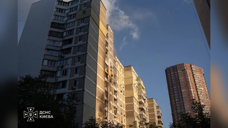 Головні новини Києва | Kyiv.News Пожежники гасять пожежу у багатоповерхівці в Дарницькому р-ні Києва після російського обстрілу, одна людина постраждала