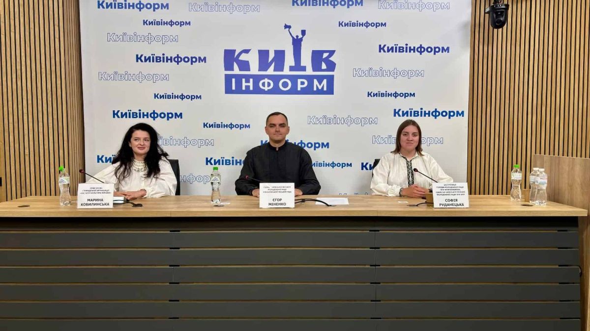 У Києві наприкінці серпня пройде Молодіжний фестиваль борщу Марина Кобилинська, Єгор Міненко та Софія Руданецька за столом на пресконференції Київінформ про Молодіжний фестиваль борщу