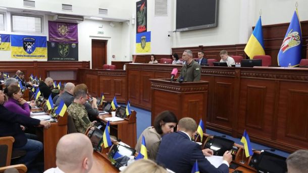 Засідання Київради: депутати з прапорцями України слухають виступ на трибуні