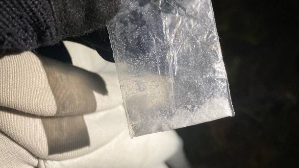Патрульні поліцейські Києва під час перевірки підозрюваного у зберіганні наркотичних речовин