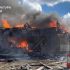 Приватний будинок на Київщині охоплений вогнем після обстрілу, видно масштабне горіння конструкцій та густий дим
