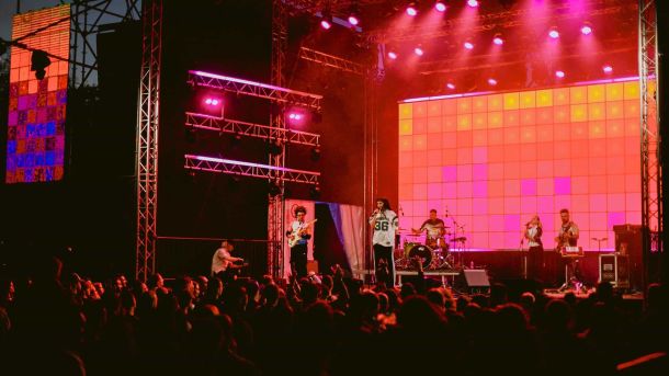 Виступ гурту на відкритій сцені фестивалю GARDEN BEER WEEKEND на ВДНГ у Києві — яскраве підсвічування, натовп глядачів та музиканти на сцені