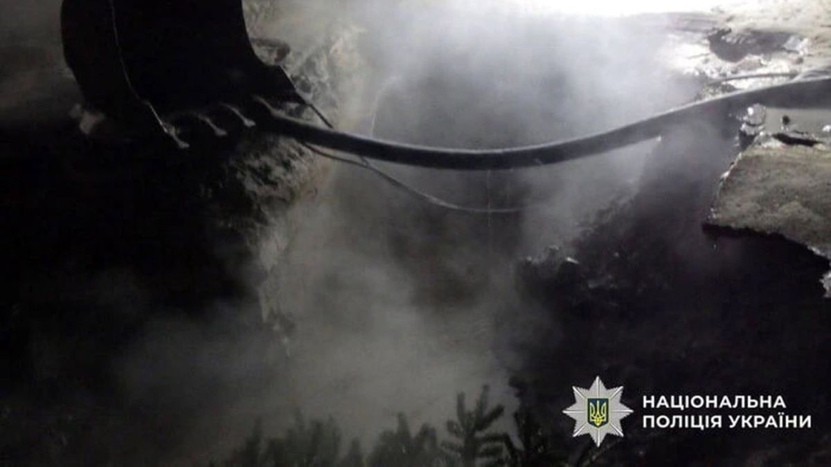 Місце прориву теплопровідної труби на проспекті Лобановського у Голосіївському районі Києва