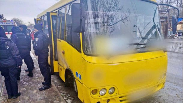 Поліцейські біля жовтої маршрутки на місці пограбування водія у Білій Церкві, на задньому плані автомобіль швидкої допомоги