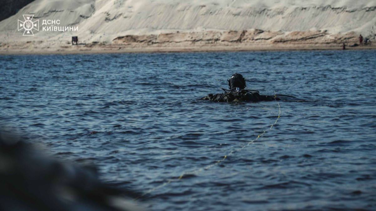 Водолази ДСНС проводять пошукову операцію на річці Дніпро у Вишгороді після зникнення чоловіка