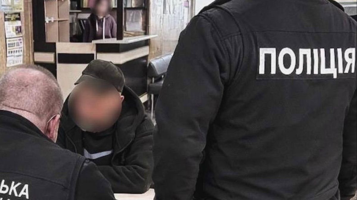Поліцейські оформлюють документи підозрюваному у шахрайстві з житловим будівництвом у Бучанському районі Київщини