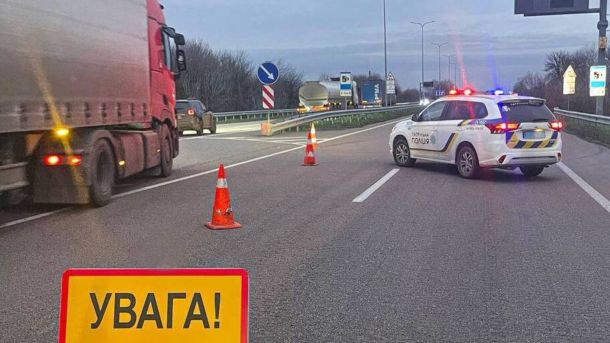 Автівка поліції на місці ДТП на трасі Київ-Харків