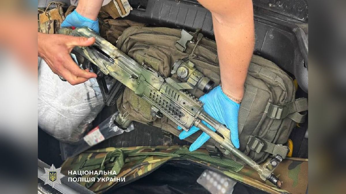 На блокпосту в Подільському р-ні затримали чоловіка з автоматом і пістолетом Поліцейські на блокпосту в Подільському р-ні Києва затримали 43-річного водія з автоматом, пістолетом і понад 2400 набоями