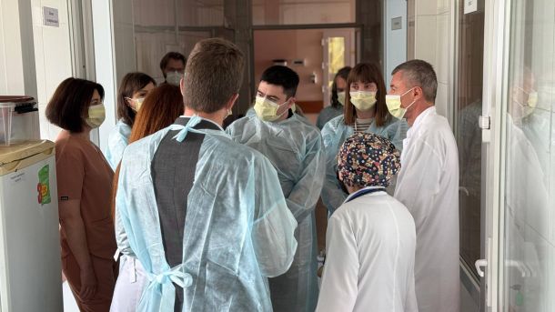 Представники бельгійського агентства Enabel та медперсонал у відділенні Київського міського центру термічних уражень