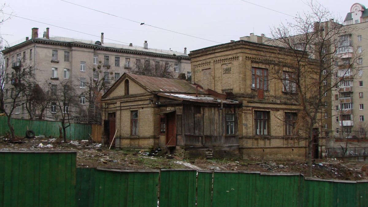 Одноповерховий цегляний особняк початку ХХ століття на розі Татарського провулку і Половецької вулиці перед знесенням