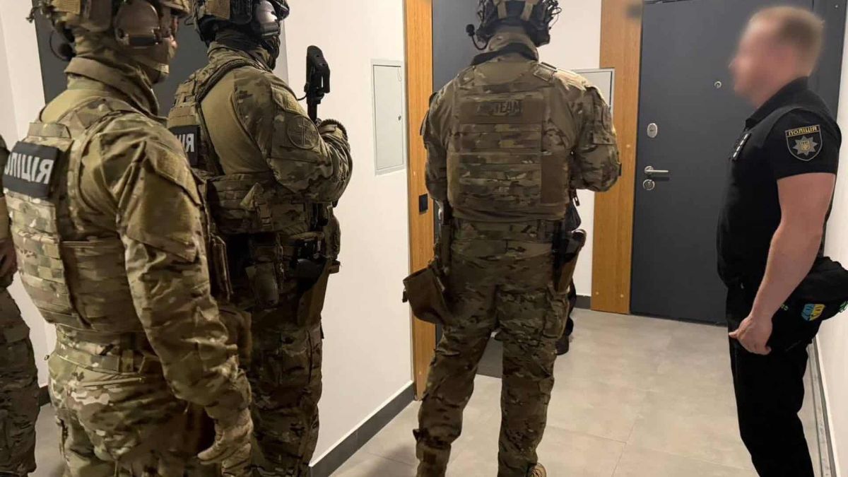 Правоохоронці під час обшуків у шахраїв, які організували схему псевдоінвестування та ошукали чехів на 1,6 млн грн