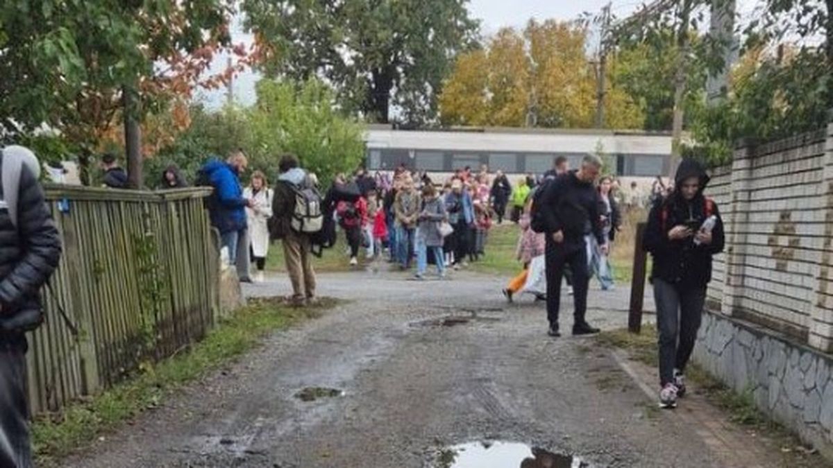 Пасажири потяга Київ-Дніпро виходять з вагонів і ідуть в напрямку приватного сектору