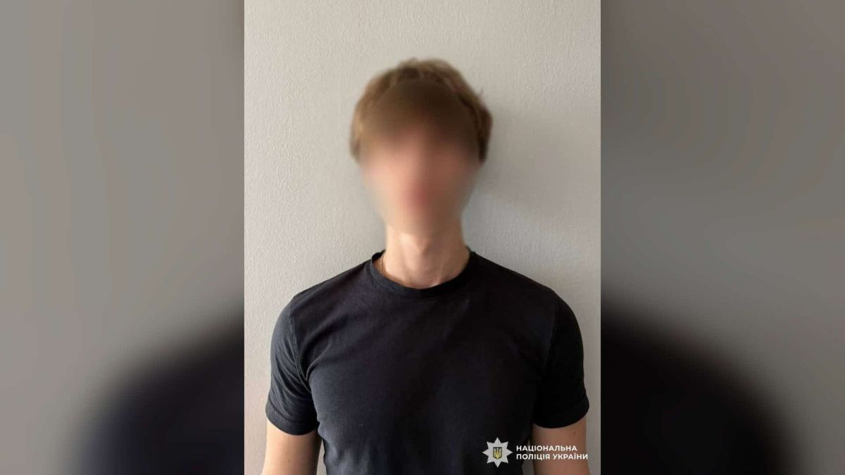 Стрілянина в Дарницькому р-ні через зауваження: молодику повідомили про підозру Молодик із заблюреним обличчям, якого підозрюють у стрілянині з пневматики на вулиці Анни Ахматової в Києві
