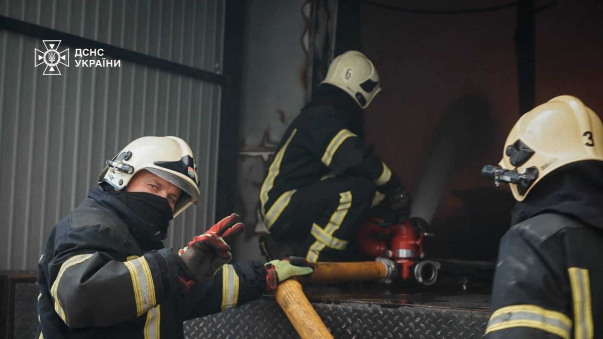 Атака на Київщину забрала життя у Бучанському районі, ще двоє поранених Рятувальник ДСНС у захисній масці координує роботу з пожежним рукавом, поруч колеги гасять осередок займання