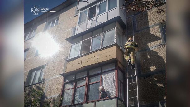 Поліція розшукує 69-річну жінку з Іванкова на Київщині Рятувальники ДСНС Київщини знімають кота з козирка балкона четвертого поверху у Білій Церкві за допомогою триколінної драбини