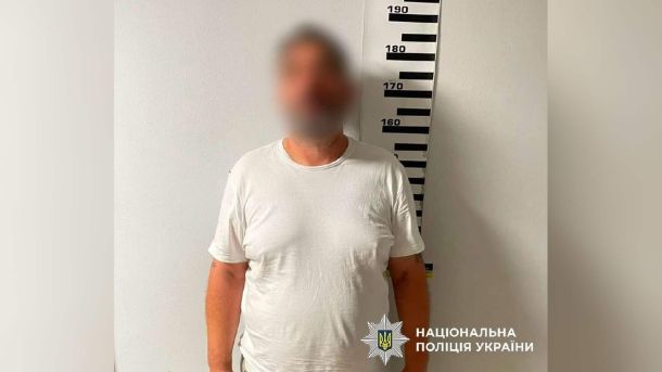 Поліцейські затримали 47-річного мешканця Дарницького району, який вкрав сейф із 2 млн грн із квартири сусіда і закопав його у лісі