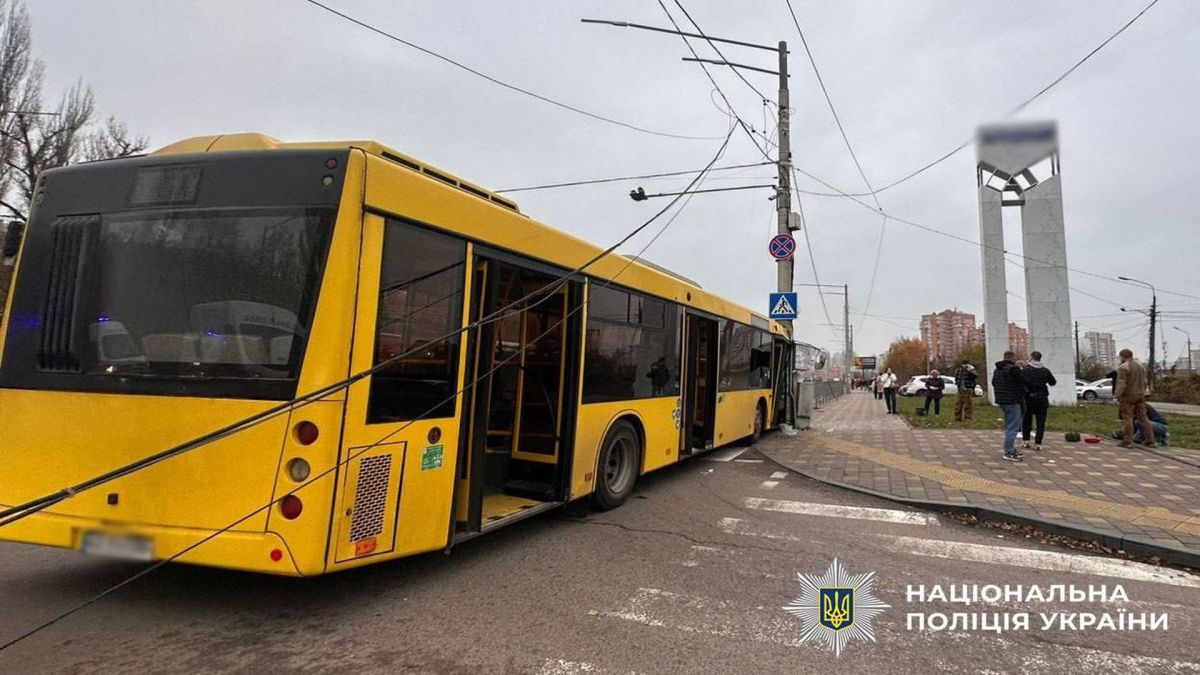 В Академмістечку автобус врізався у стовп: 5 постраждалих Великий рейсовий автобус врізався в стовп на вулиці Києва