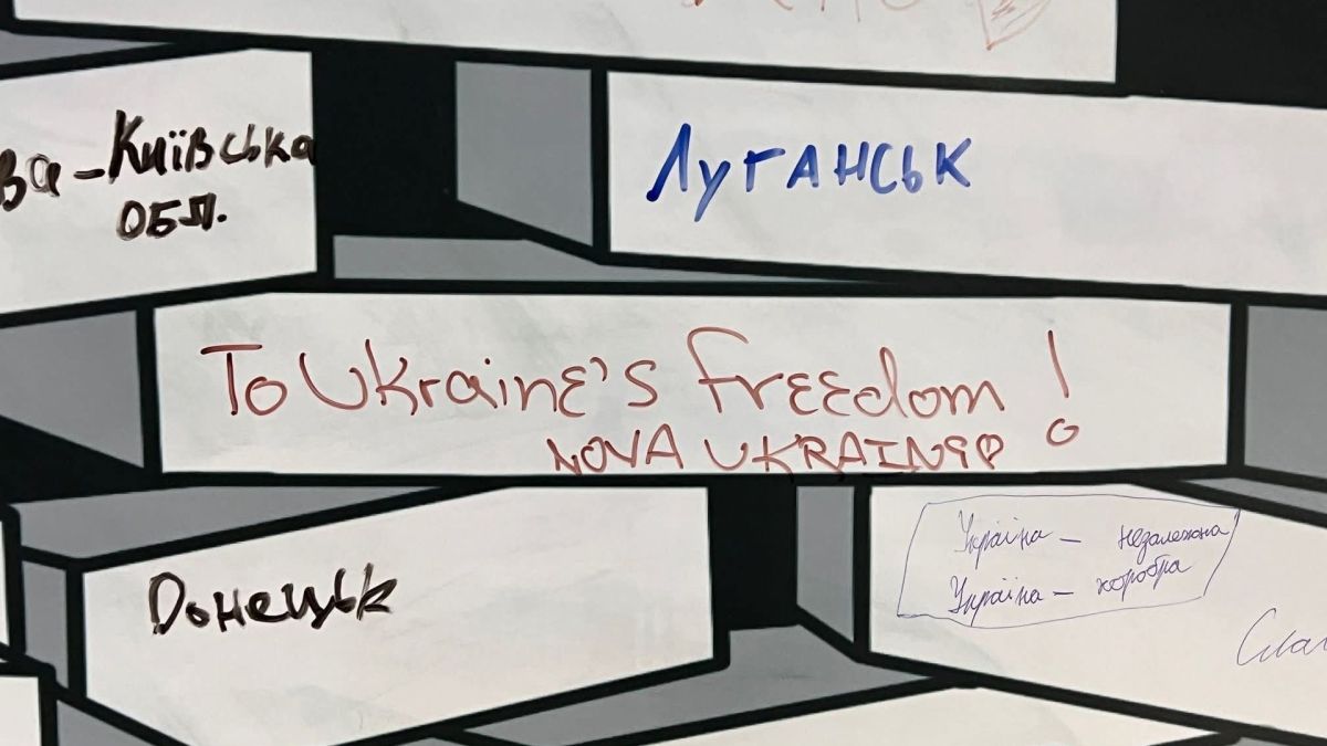 Топографічна стіна Музею Майдану з написами відвідувачів — Луганськ, Донецьк, To Ukraine's Freedom