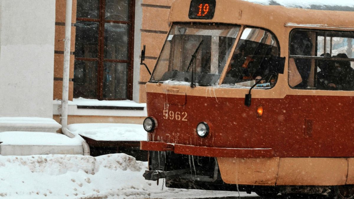 Київ: затримки тролейбусів та трамваїв через відсутність напруги Трамвай під час снігопаду