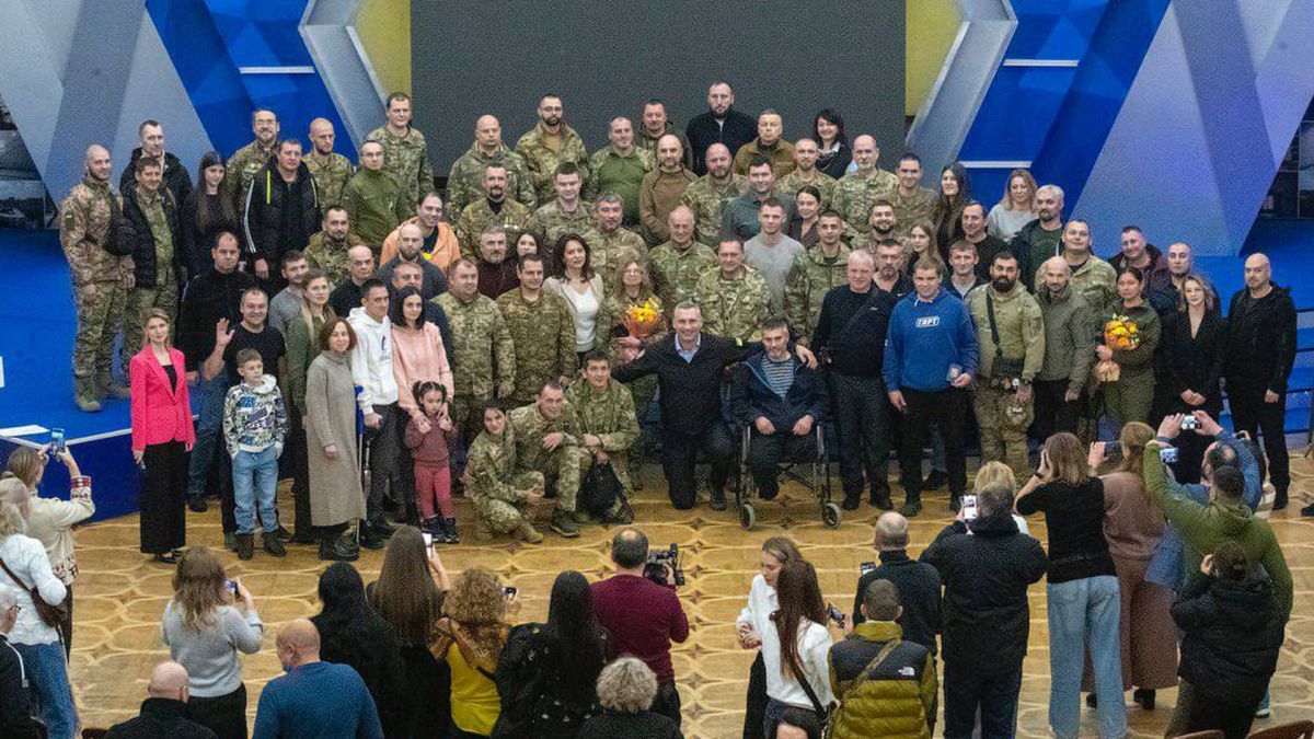 Кличко в оточенні десятків бійців ЗСУ і їх родин