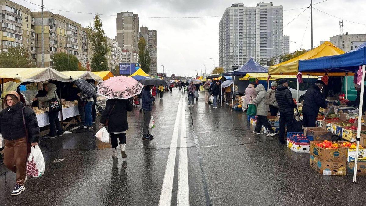 Продуктовий сільськогосподарський ярмарок у Києві, де кияни купують свіжі фермерські овочі та фрукти