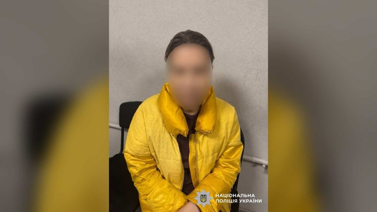 У Броварах 45-річну жінку підозрюють в умисному вбивстві чоловіка Жінка в жовтій куртці з розмитим обличчям сидить на стільці в приміщенні, логотип Національної поліції України