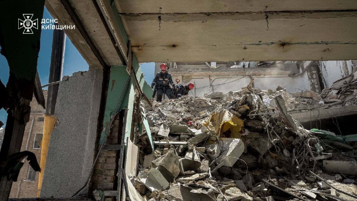 Ракетний удар знищив будівлю ДСНС на Київщині: рятувальники продовжують роботу