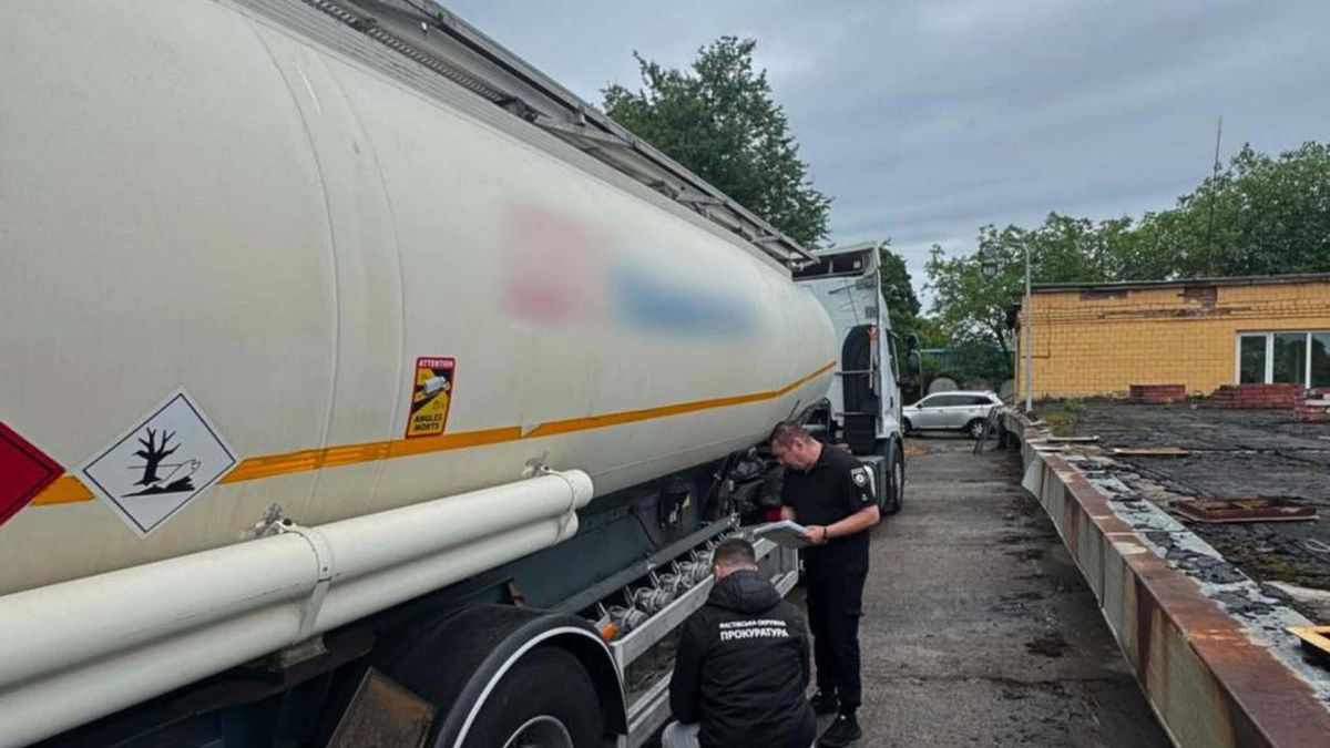 Поліцейські вилучили 86 тисяч літрів фальсифікованого пального та документацію схеми на Київщині на 200 млн грн