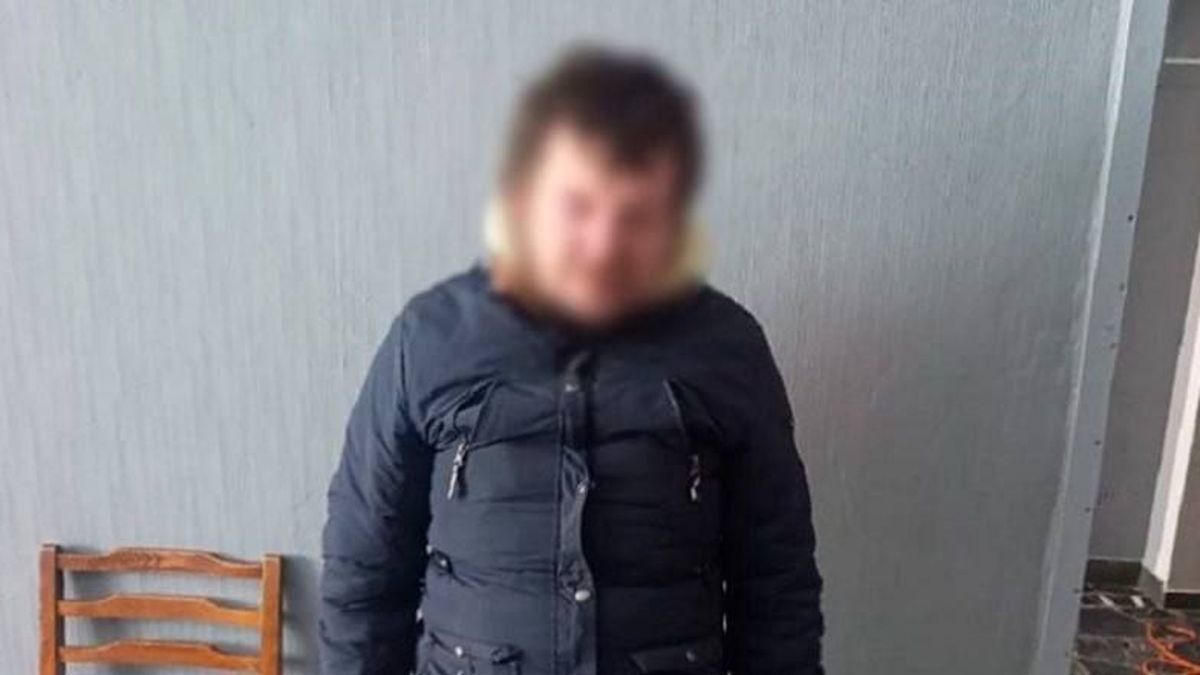 У Києві судитимуть чоловіка за пограбування 88-річної пенсіонерки Затриманий підозрюваний у темній куртці із замиленим обличчям, який пограбував 88-річну пенсіонерку у Деснянському районі Києва