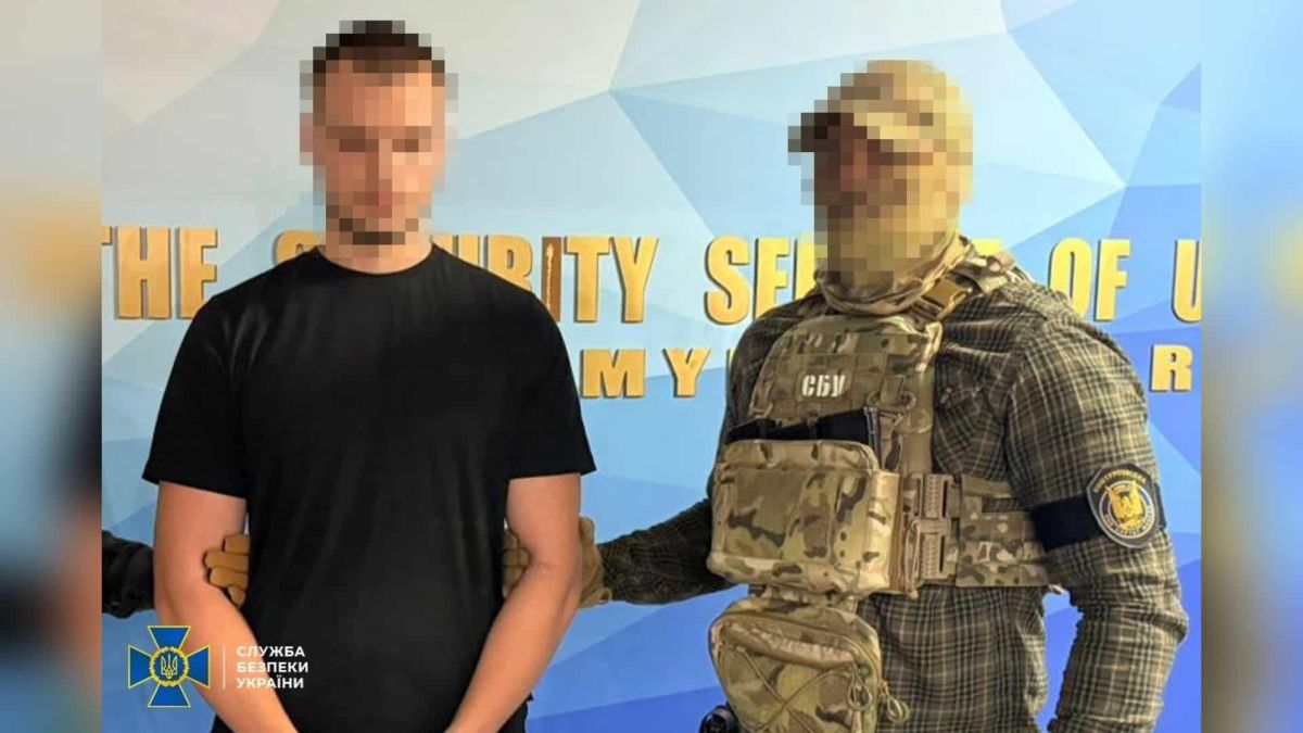 СБУ затримала агента ФСБ, який готував убивство активіста на Київщині Співробітники СБУ затримують агента ФСБ на Київщині під час підготовки до замаху на громадського активіста — вилучено три пістолети