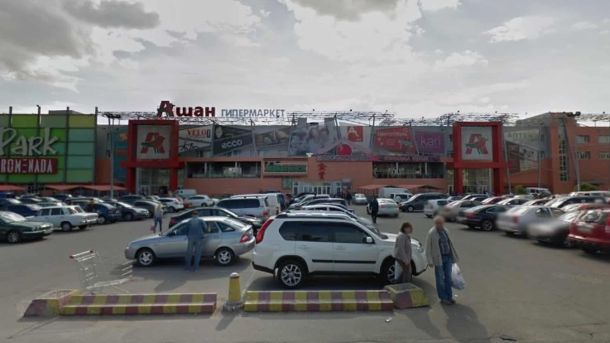 Гіпермаркет Auchan на вулиці Велика Кільцева у Києві — зовнішній вигляд та парковка