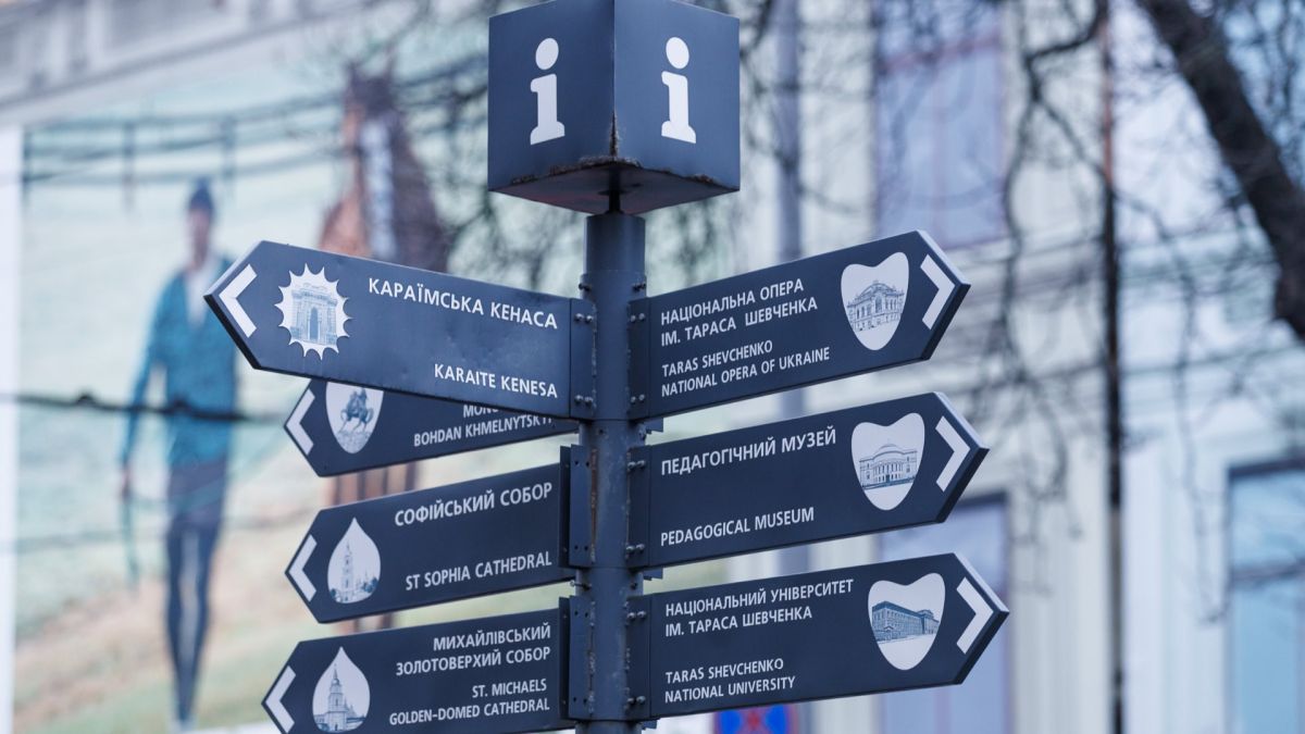 Туристичний інформаційний покажчик у центрі Києва з напрямками до Софійського собору, Караїмської кенаси та Михайлівського собору