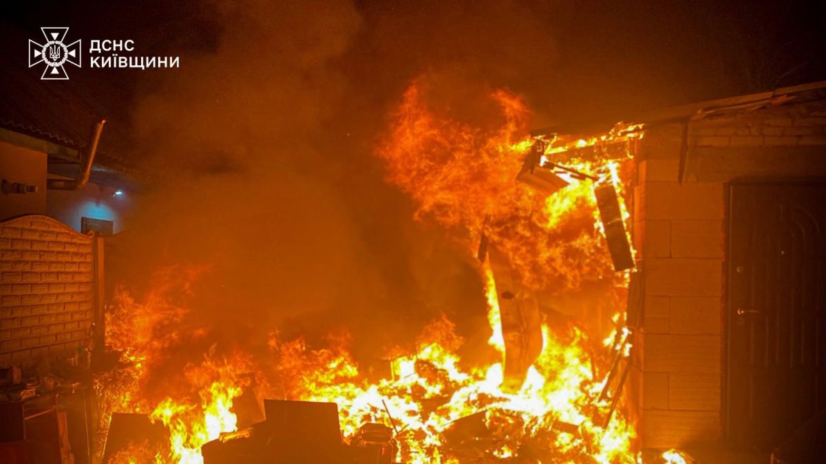 Нічне полум'я охоплює житловий будинок у Броварах на вулиці Героїв УПА — рятувальники ДСНС Київщини виводять людину з вогню