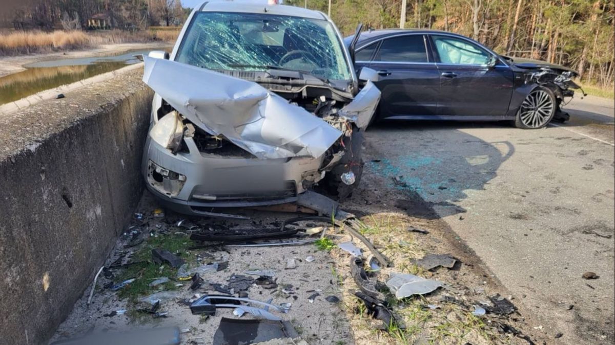 Наслідки ДТП на автодорозі Київ-Вишгород-Ровжі: пошкоджені автомобілі Audi A6 та Ford Focus після лобового зіткнення на дорозі