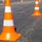 Помаранчеві дорожні конуси на проїжджій частині вулиці Хрещатик у Шевченківському районі Києва під час ремонтних робіт