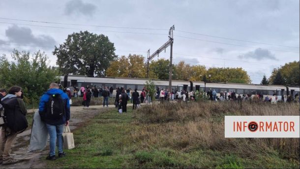 Люди виходять з потяга Інтерсіті через загрозу мінування, стоять не на зупинці вокзалу, в просто в полі