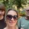 Головні новини Києва | Kyiv.News Троє активістів вулиці Сокальської на Оболоні позують для селфі у дворі серед зелені під час зустрічі з представниками РМБО
