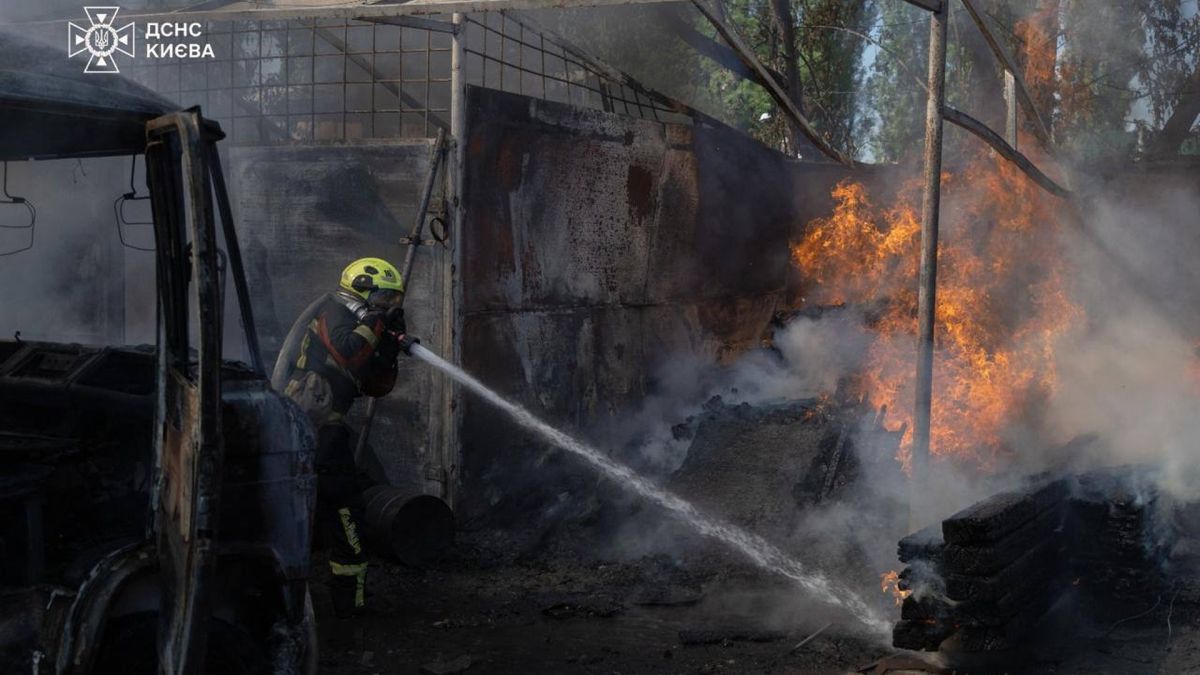 Пожежа на Хоткевича у Дніпровському: горів склад на 250 кв. м