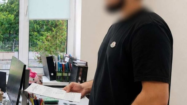 Київ: суд скасував оренду ангара КАІ під склад будматеріалів Літня жінка тримає гаманець — у Києві шахраї під виглядом СБУ виманили у 81-річної пенсіонерки майже 1 млн грн